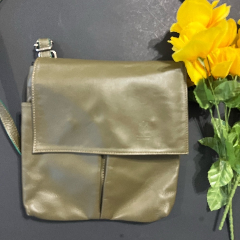 Vera Pelle Green Crossbody Bag with Leather Finish 100%Leather